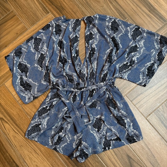 💜💜 2/$20 Romper printed gray/blue size small - Picture 3 of 6